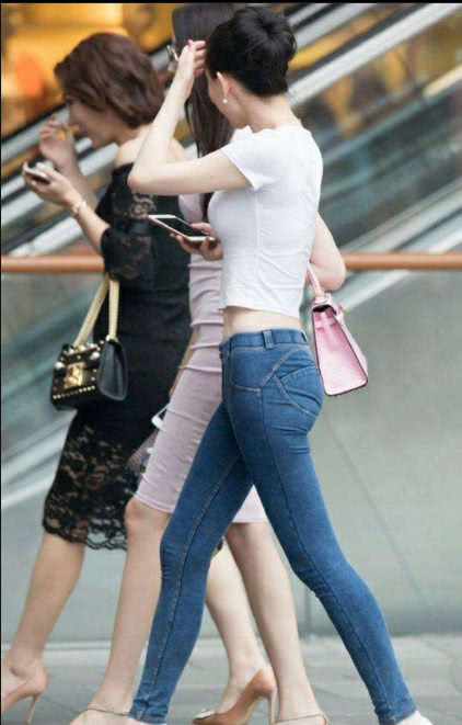 紧身裤让你在人群中做亮眼，整体优雅高贵，并且胖瘦都合适