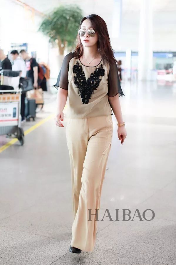 李小璐高调复出靠母女装扮嫩?刘雯一裤两穿太会搭…【海报街拍】