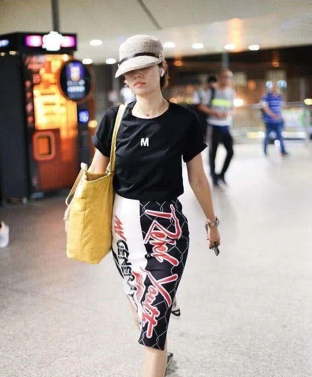  『女性』马伊琍够个性！一身潮牌走机场，这细针腿绝了，43岁差点认不出