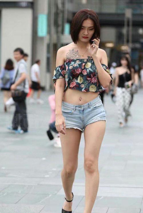 牛仔裤展现青春活力，而且很百搭，在每个场合穿搭都很适合！