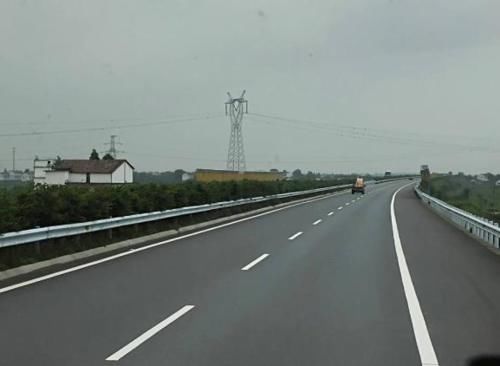  [沥青路面]几乎整条高速都是“沥青路”，为什么一到收费站就变