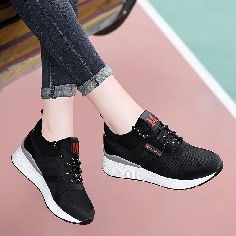 舒适轻巧气垫运动鞋，透气不湿脚，爱美女士日常休闲的伴侣