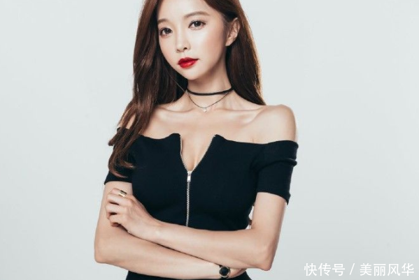 紧身包臀裙：舒适养眼的年轻妹子，身材太棒了，让人一眼难忘！