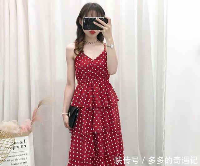  #气质#女人别总穿半身裙了，看小姐姐身上穿的吊带裙，时尚显气质