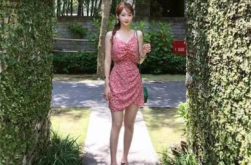 一条印花裙让她的气质得到质一般的提升，整个人都散发出迷人气息