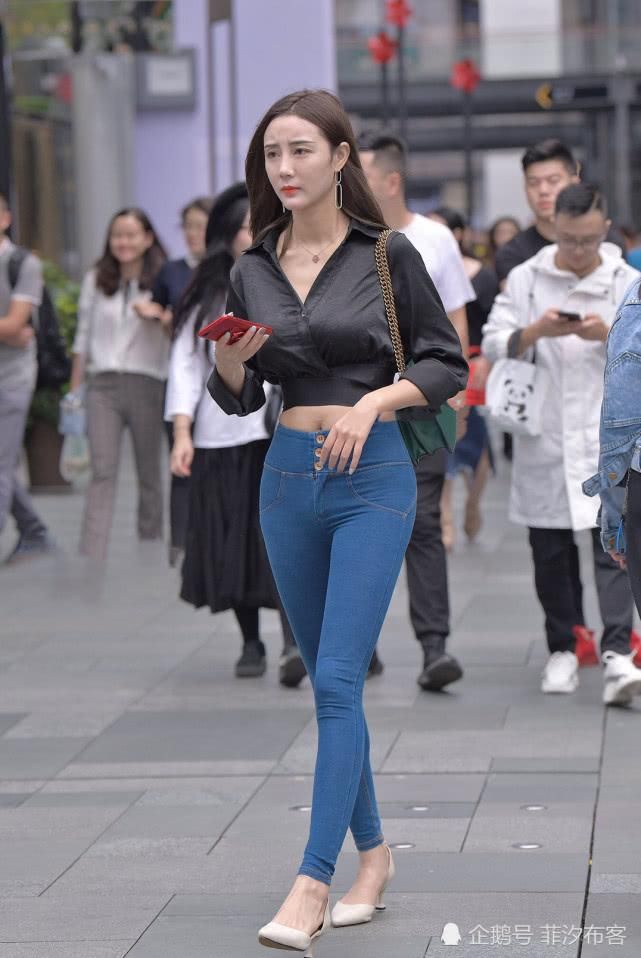  [性感]比起白衬衫，百搭又瘦身的黑衬衫低调很多，搭配牛仔裤一样很性感