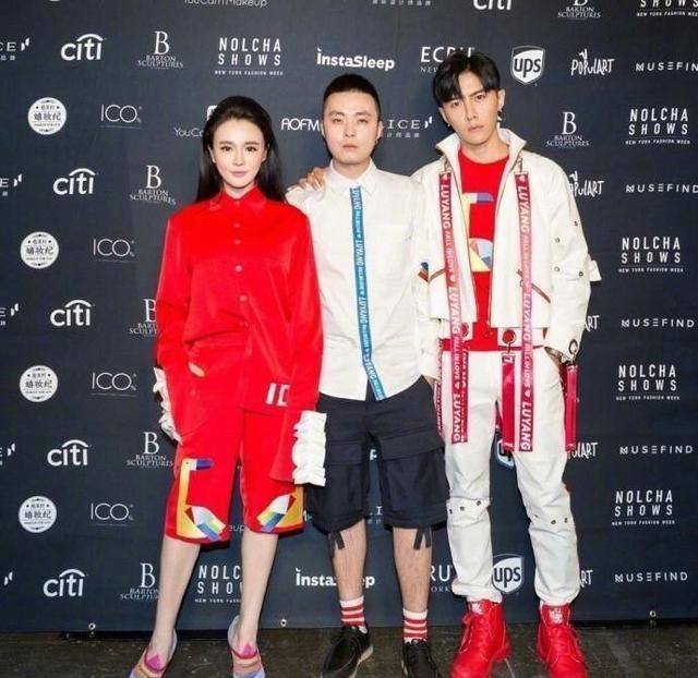 拳王邹市明娇妻冉莹颖时装周压轴走秀，T台上自信霸气堪比超模!