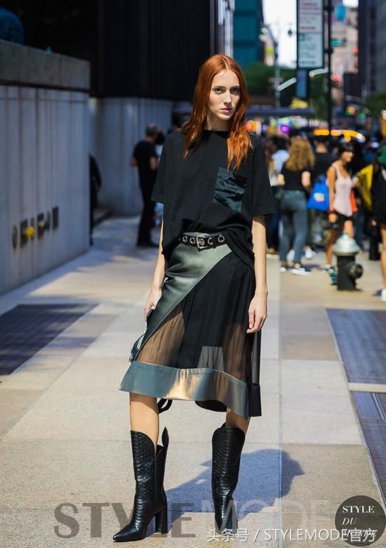 不一样的半裙配T恤,很简单却能美一整个夏天!