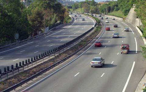  转向灯|高速上想超车，到底按喇叭还是打转向灯？多数人都做错了