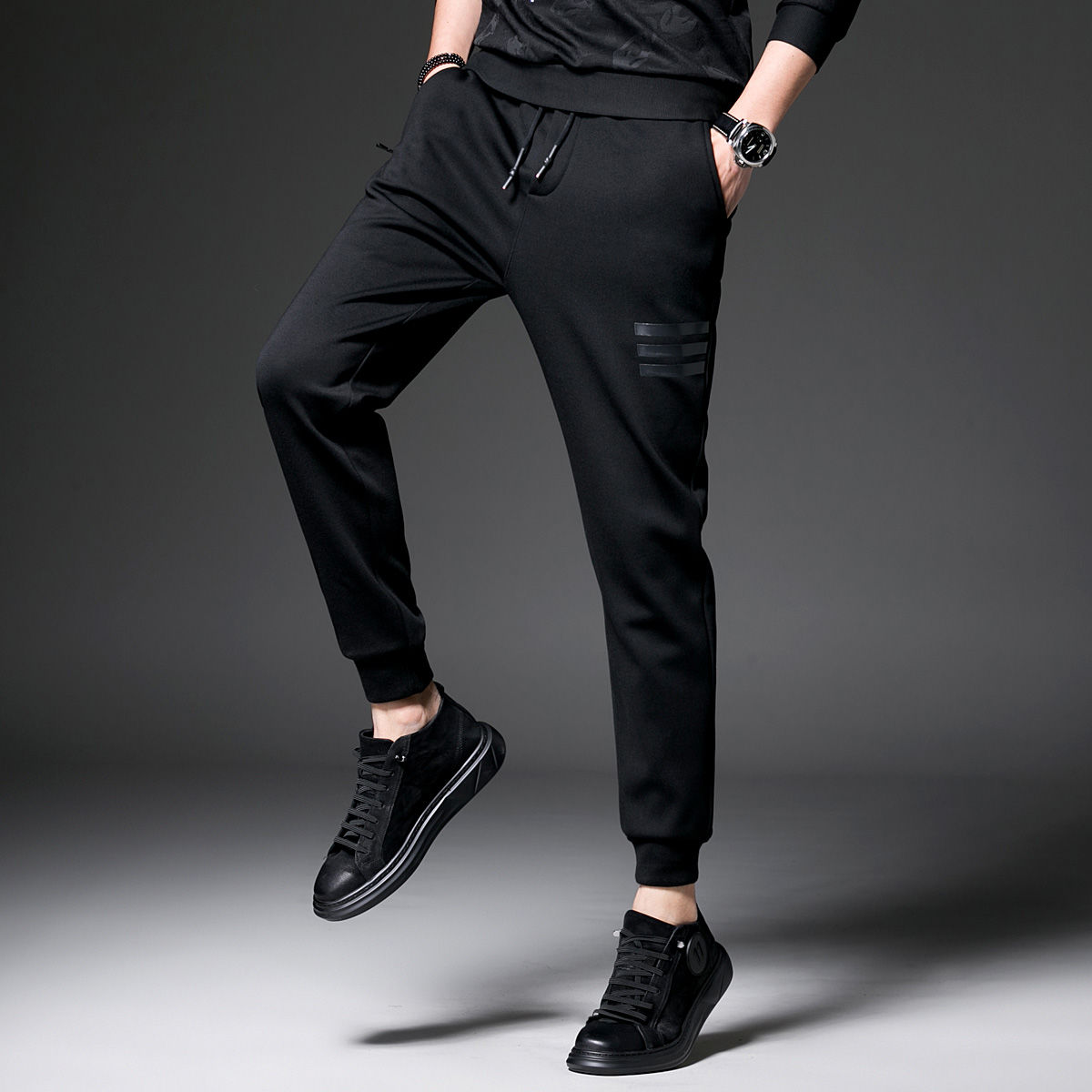 入秋后，早晚温差大，日常出门少穿短裤，试试新款小脚裤吧