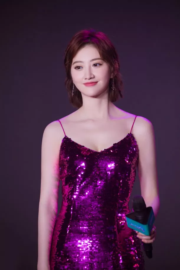 景甜胖了10斤就算了，溜肩还敢穿吊带裙，张继科也不管管？