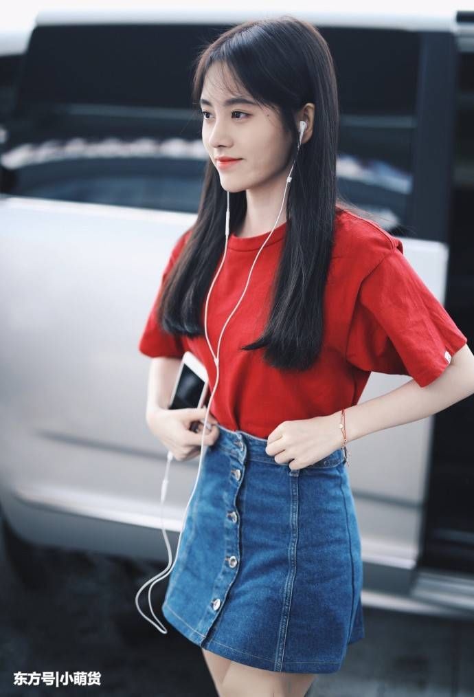 鞠婧祎这么瘦腰裙子都填不满，居然还要用手提着，76斤不是吹的