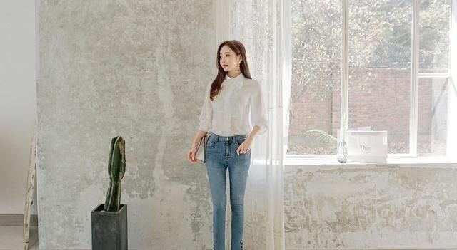 美女|紧身牛仔裤美女,清爽俏丽,展示纤细修长的身材!