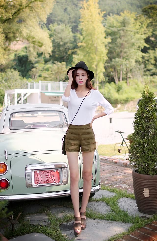 美女身材“丰盈饱满”，穿上流苏热裤太有魅力，真是吸睛