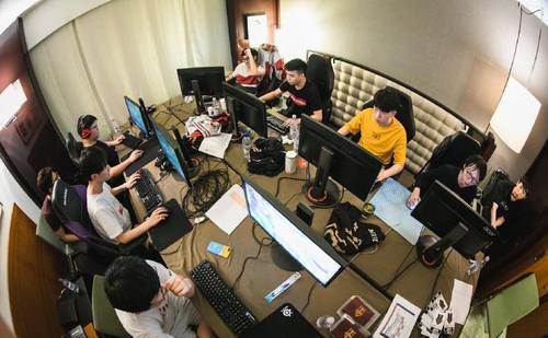 LOL:蛇队青训选手网恋系谣言,RNG人均谈恋爱,网友:一切看人!