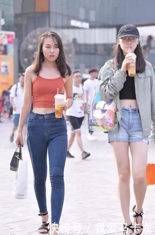  #舒适#休闲时尚的穿搭窍门，潮流舒适的修身牛仔，适合有气质的女生