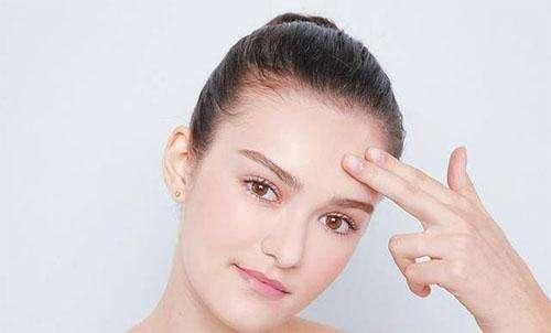 毛孔粗大冒油，还挤出小颗粒，别大意，多半是螨虫死死的堵毛孔里