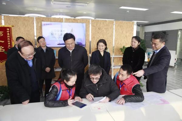 重庆市委常委、市政府常务副市长吴存荣调研指导经济普查现场登记