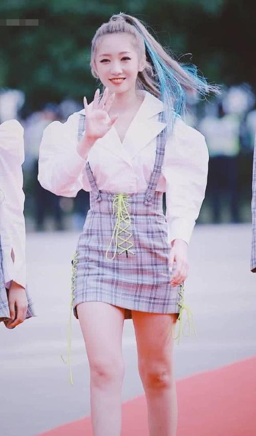 当杨超越和孟美岐同玩“下装失踪”，腿粗腿细的差距竟如此尴尬！