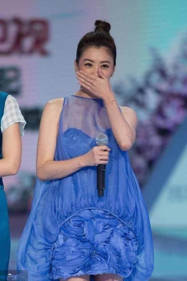 不得了，43岁贾静雯因为裙子太短，竟然靠着矿泉水瓶遮羞！