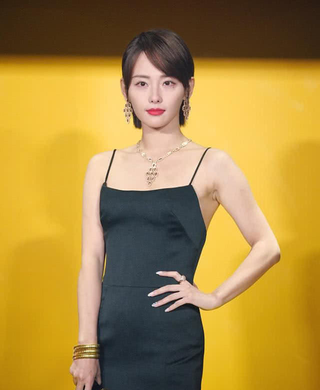 『 开叉』高开叉大胆秀腿,腿和脸差两个白度,张嘉倪一件吊带裙slay全场