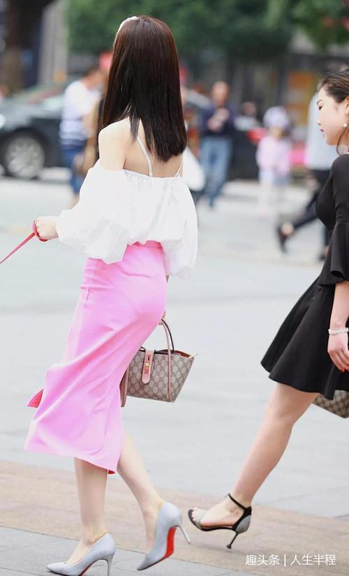 街拍:身材窈窕美女身穿抹胸长裙,街头遛狗!