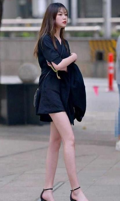  「休闲裤」街拍：身材高挑的美女，一件米黄色上衣配橘红色休闲裤，气质十足