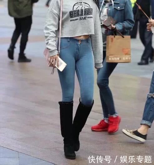 气质女孩紧身牛仔裤搭配酷酷的黑色长靴，秀出玲珑有致好身材