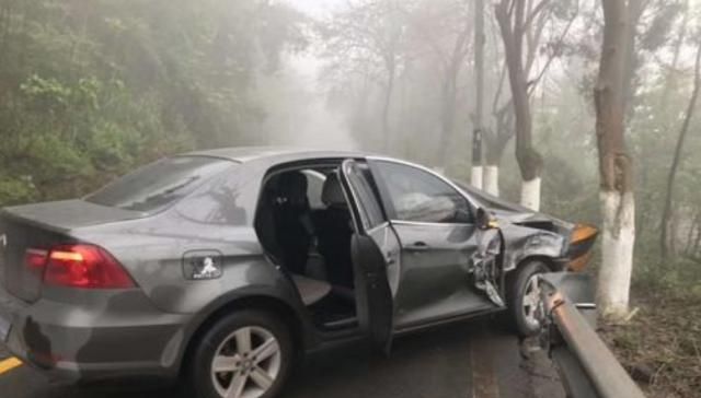  【雨天】老司机雨天跑高速为什么都这么做？新手学着点，单安全