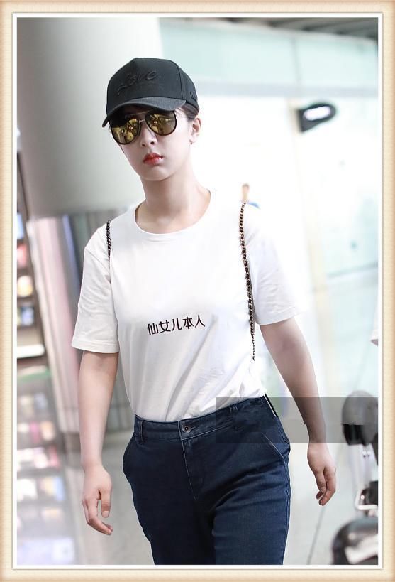 杨紫为了美，把“仙女”T恤都穿了出来，不想竟被臃肿身材抢了镜