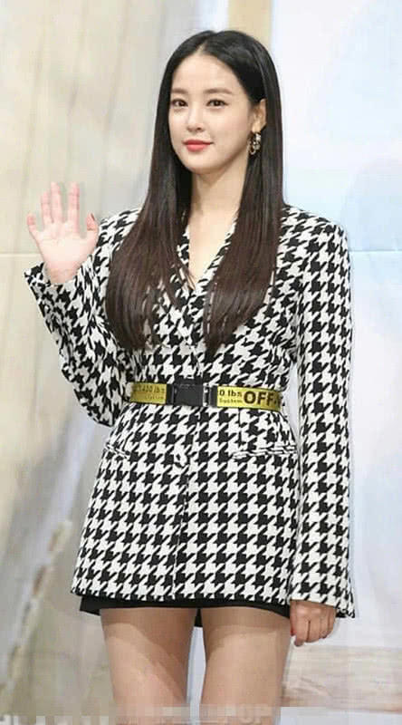 李珠妍和郑秀晶同穿西装玩下衣失踪，但是镜头移到腿上，我沉默了