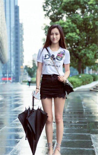 『小姐姐』街拍:小美女黑色系搭配,穿搭出了高雅脱俗的美,尊贵优雅显大气