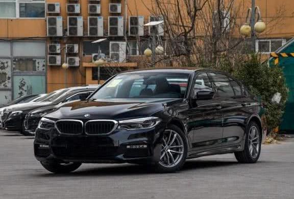 英菲尼迪尴尬了，又一豪车降4万，关键：比奥迪还气派，没白等