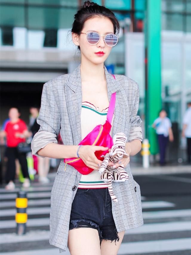 本以为张予曦已经够大胆，热裤都挑破的穿，结果杨超越更会玩！