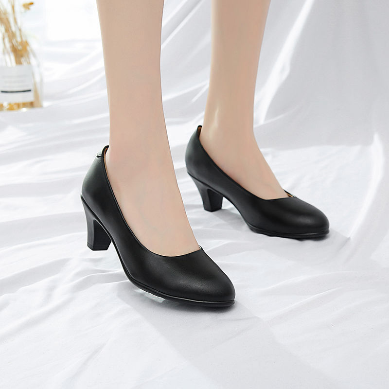 开车上班的女人别穿高跟鞋,不舒服还危险,穿这样的小跟鞋刚刚好