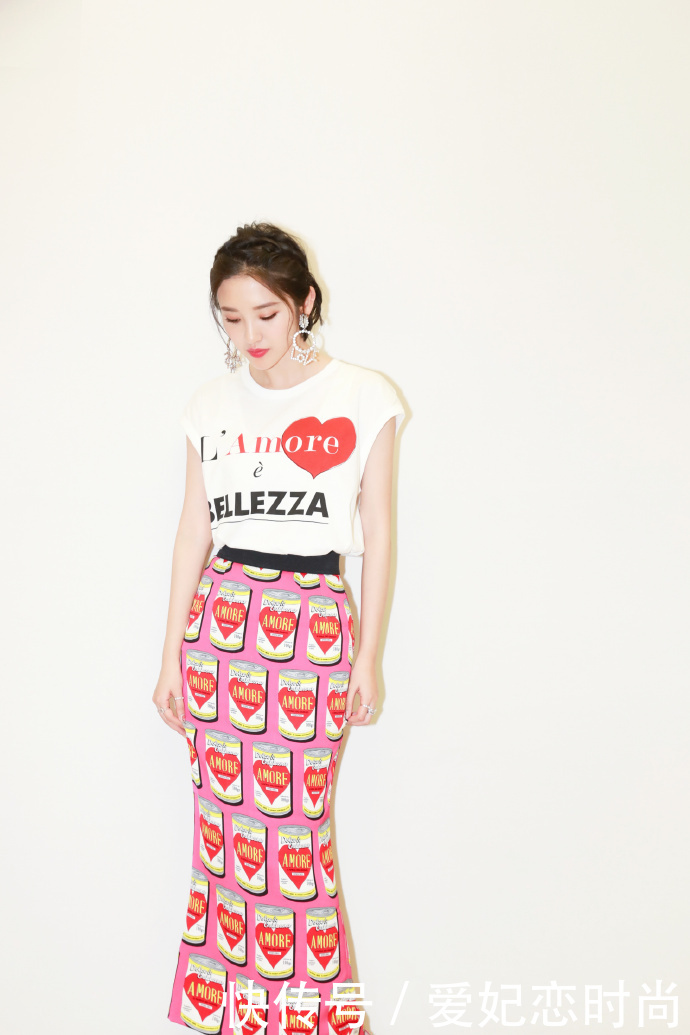 唐艺昕惊艳了！易拉罐半身裙也能穿得这么美，网友：张若昀好福气