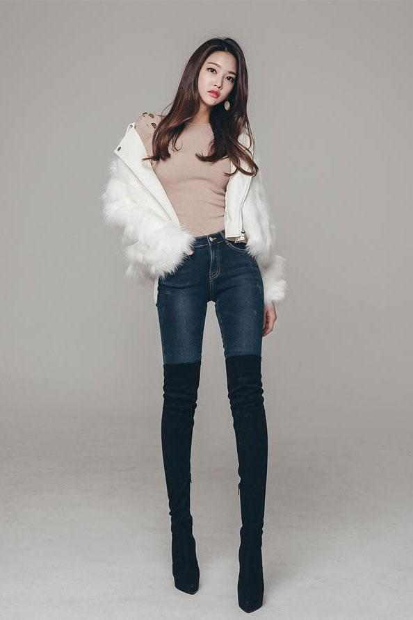 紧身裤简单又不失甜美气息，让整个下半身看起来更为的利落！