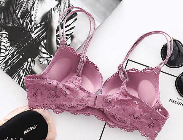 文胸不仅要凸身材,露出“蝴蝶骨”才性感,这样穿让人脸红又清凉