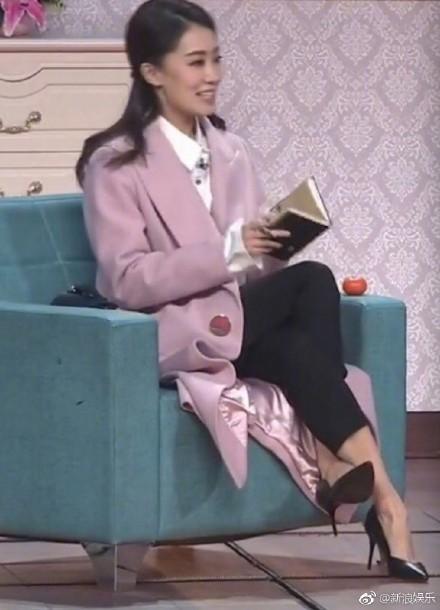 张小斐穿了条流苏裙气质猛增, 网友: 身材变瘦大长腿太撩人!