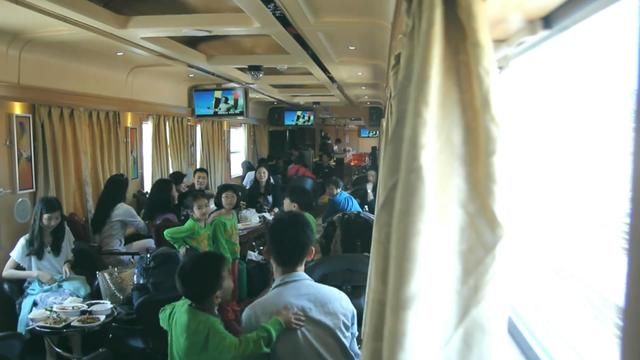 乘坐中国最美旅游火车，车厢里竟有一个小酒吧
