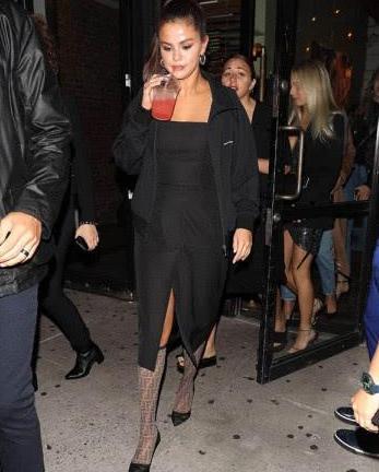 赛琳娜前往时装周，穿开叉裙好性感，不去看秀先去餐厅喝果汁？