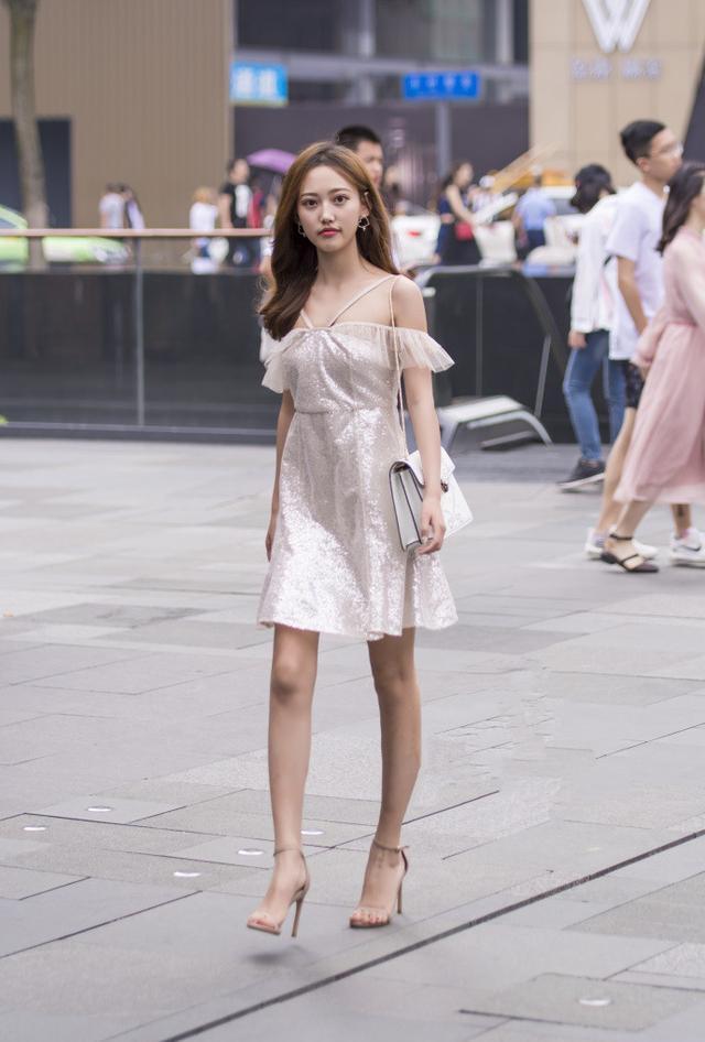 成都素人街拍: 丝绸连衣裙, 看起来更加优雅性感！