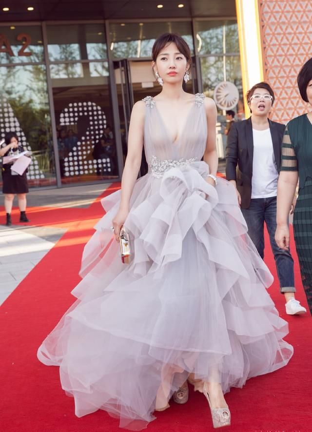 白百何太狠了！穿蕾丝裙透到跟没穿一样，网友：非逼着人看三角区