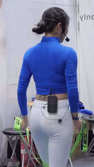 练瑜伽的小姐姐，紧身裤勾勒饱满紧实的弧线，动作妖娆妩媚