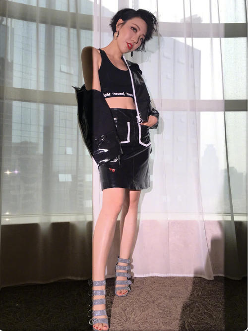 吴莫愁又刷三观,短裤下方穿渔网袜,网友:这腿给100分!