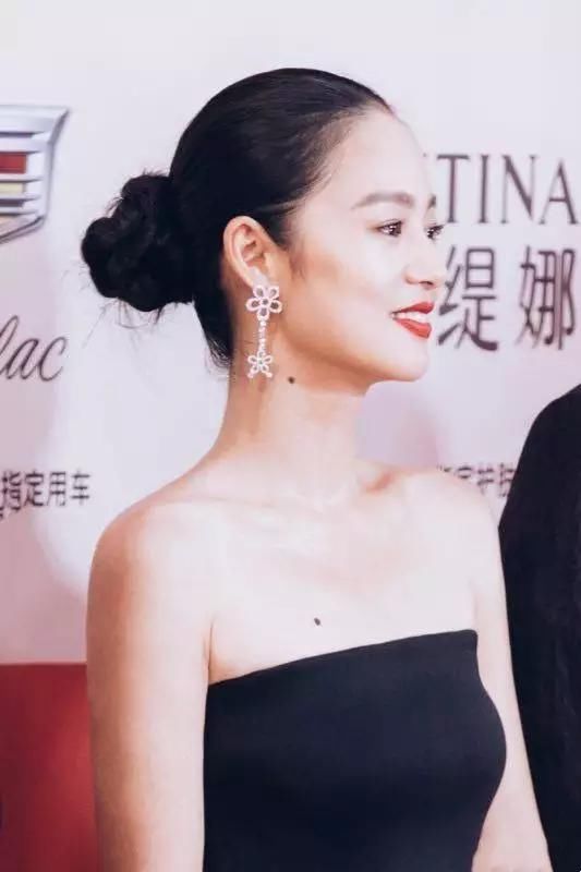 40岁周韵抹胸裙配枫叶色口红，气场升级，网友：名导姜文眼光真好