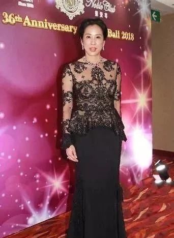 当婆婆朱玲玲与儿媳郭晶晶同穿蕾丝裙，这身材差距让人惊讶!