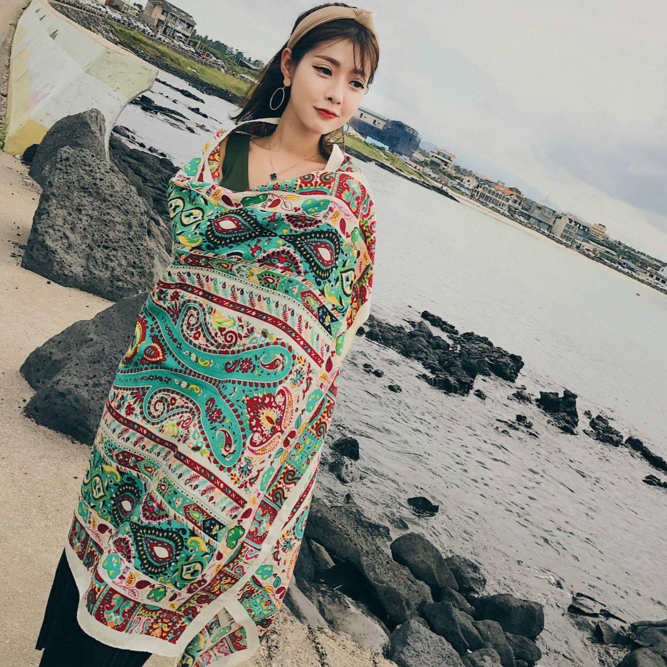 别再穿风衣外套了，今秋流行的是这几款披肩外套，美的我都不想脱