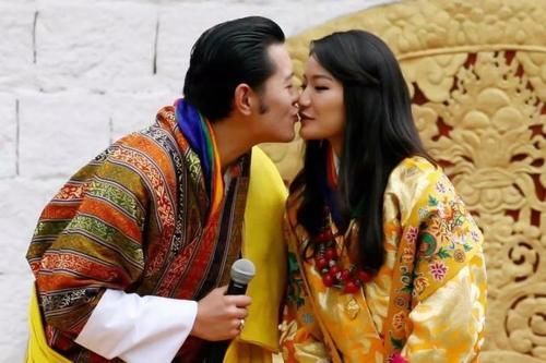  『不丹』30岁不丹王后痴迷高跟鞋，怀了二胎也不愿意脱下，还命人在鞋上绣花
