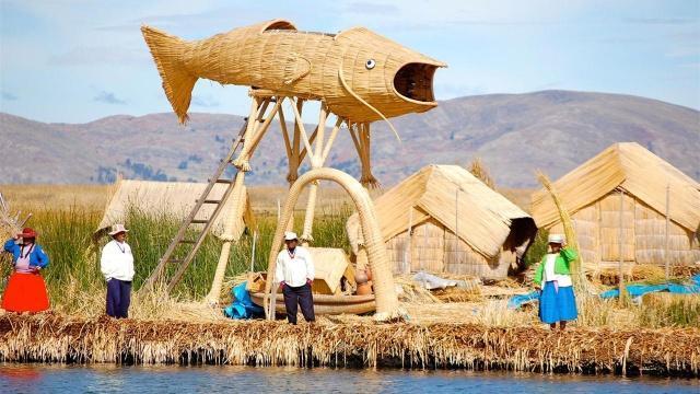 神秘南美人用芦苇造岛，一辈子漂在湖泊上，以捕鱼为生！